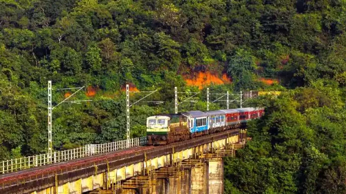 IRCTC New Rule: Waiting List Passengers Barred from Boarding Sleeper & AC Coaches | Key Details Inside